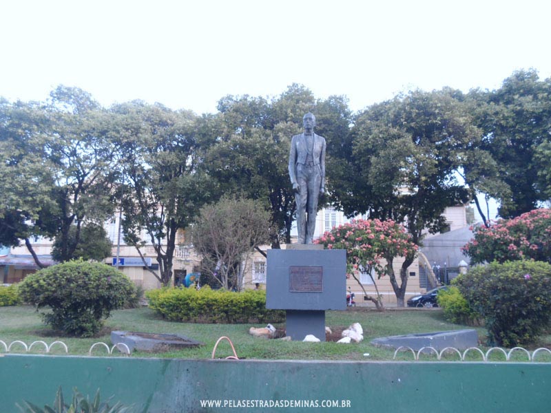Viçosa - MG - Estátua em homenagem a Arthur da Silva Bernardes