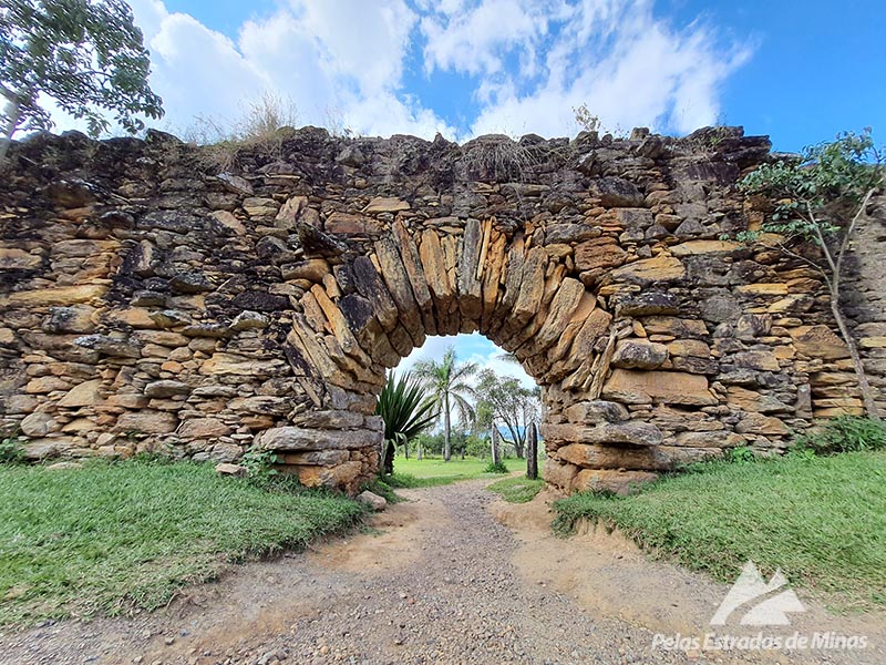 Portal do Aqueduto Bicame de Pedra em Catas Altas - MG
