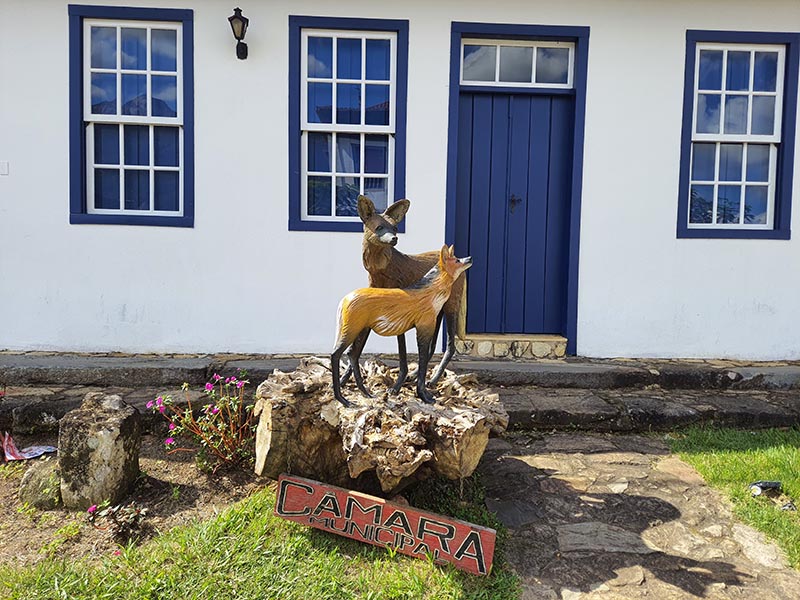 Estátuas lobos-guará em Catas Altas - MG